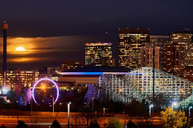 La superluna y el skyline de Denver desde el estadio de los Denver Broncos. Imagen: Larry Goodwin / Flickr